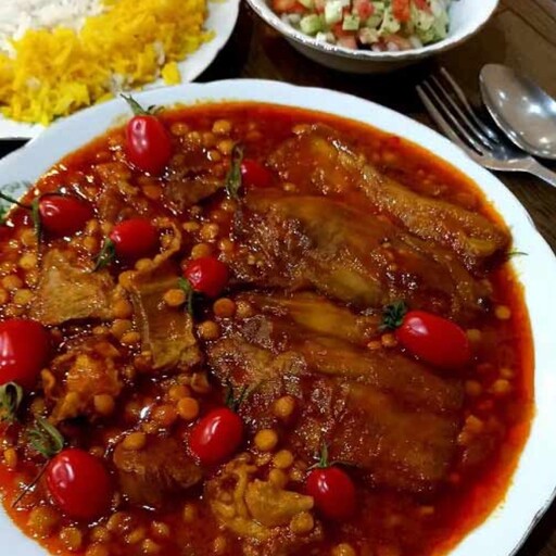 خورشت بادمجان با گوشت چرخ کرده با پلو زعفرانی