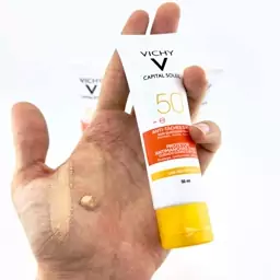 کرم ضد آفتاب و ضد چروک رنگی کاپیتال سولیل 3 در 1 ویشی spf50  