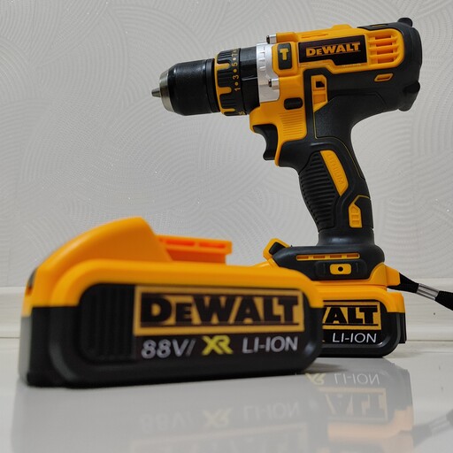 پیچگوشتی دریل شارژی چکشی 88 ولت دیوالت Dewalt . دو باطری دریل شارژی88ولت دیوالت سه کاره همراه ساک و لوازم کامل