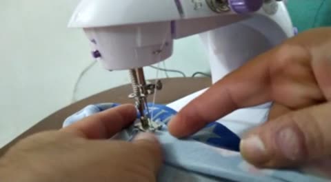 مینی چرخ خیاطی مینی اورجینال مدل SM202. برقی و باتری خور قابل حمل
