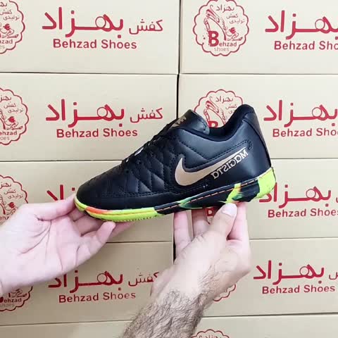 کفش ورزشی نایک فوتسال فوتبال داخل سالن و مدارس پسرانه سایز 35 تا 39 رنگ مشکی دور دوخت زیره پیو پاکنی لژ دو  و نیم سانتی