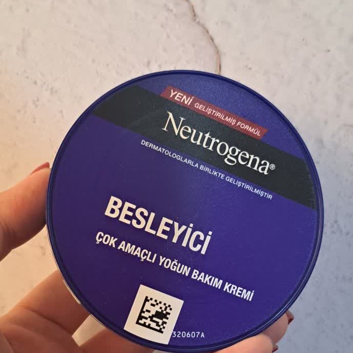 کرم مرطوب کننده و آبرسان قوی نوتروژینا