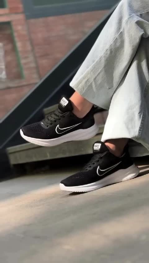 کتونی نایک زوم رانینگ شیک و طبی مشکی و سفید زنانه دخترانه کفش ونس نایکی اسپرت اسپورت NIKE ورزشی جورابی دهفپ کشبافت سبک