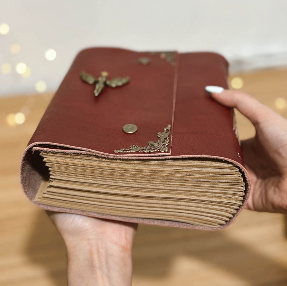 دفتر چرمی قرمز 300 برگ سایز آ5