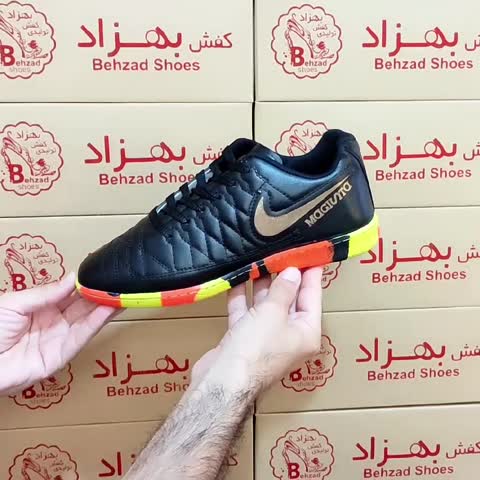 کفش ورزشی نایک فوتسال فوتبال داخل سالن و مدارس مردانه سایز 40 تا 45 رنگ مشکی دور دوخت زیره پیو پاکنی لژ دو  و نیم سانتی