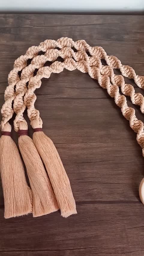 جمع کن پرده مکرومه.      