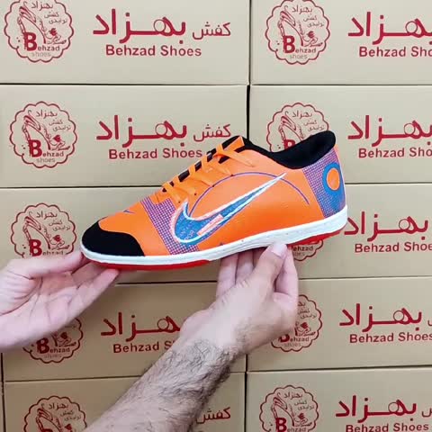 کفش ورزشی نایک فوتسال فوتبال داخل سالن و مدارس مردانه سایز 41 تا 45 رنگ نارنجی دور دوخت زیره لاستیکی لژ دو سانتی