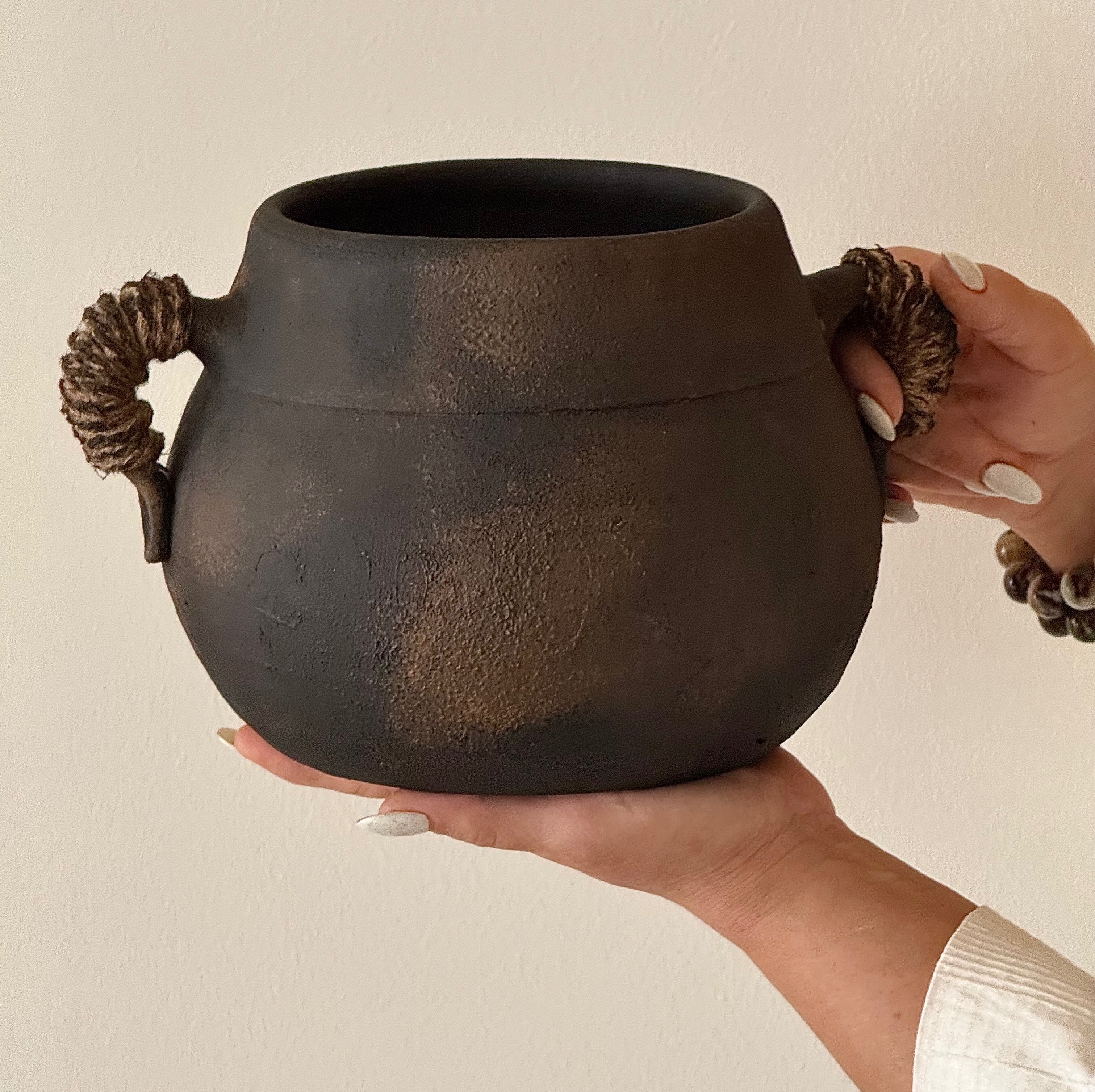 گلدان سفالی دسته کنفی