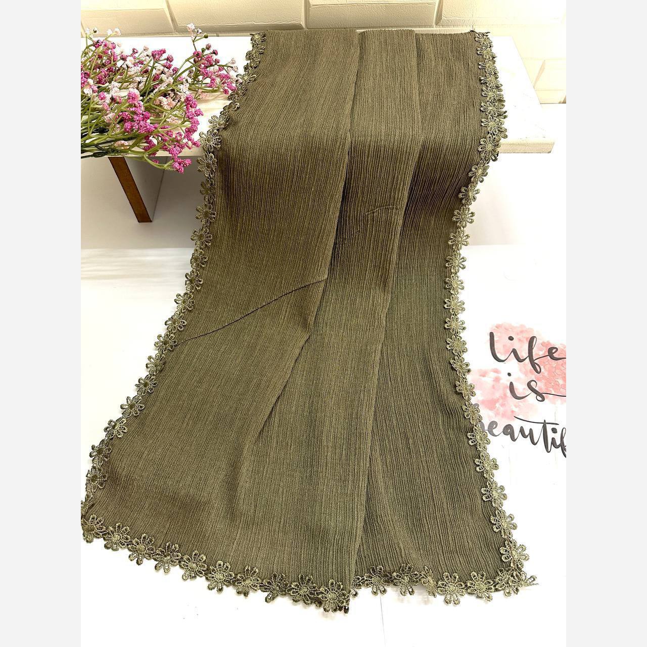 شال دخترانه چهارفصل نخی ، شال زنانه جدید 1404 شال شیک زنانه برشکا لبه گلدوزی شده بابونه وارداتی کد scarf001