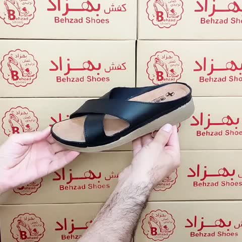 روفرشی دمپایی طبی زنانه دخترانه رنگ مشکی زیره پیو نرم لژ سه و نیم سانتی دور دوخت رویه چرم مصنوعی سایز 37 تا 41 سبک  راحت