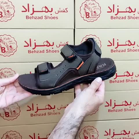 صندل تابستانی مردانه پسرانه رنگ زیتونی سایز 40 تا 45 زیره پیو تزریق لژ 3 سانتی رویه چرم صنعتی بند پُشت چسبی