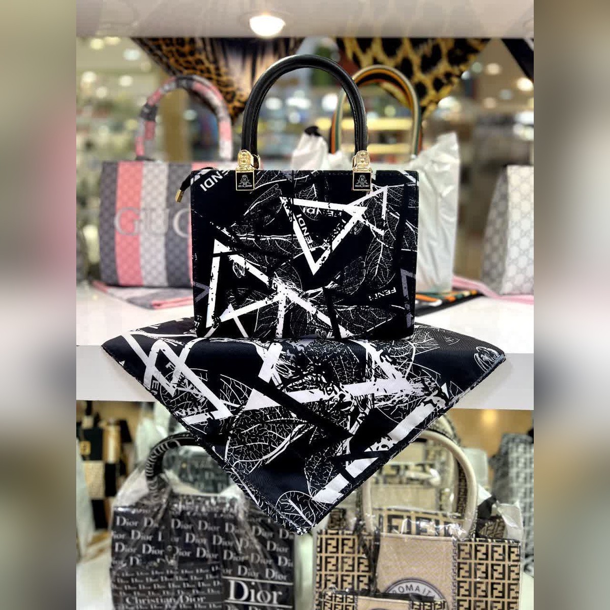 ست شال با کیف کتابی مشکی با طرح فندی مثلثی (کد 309)