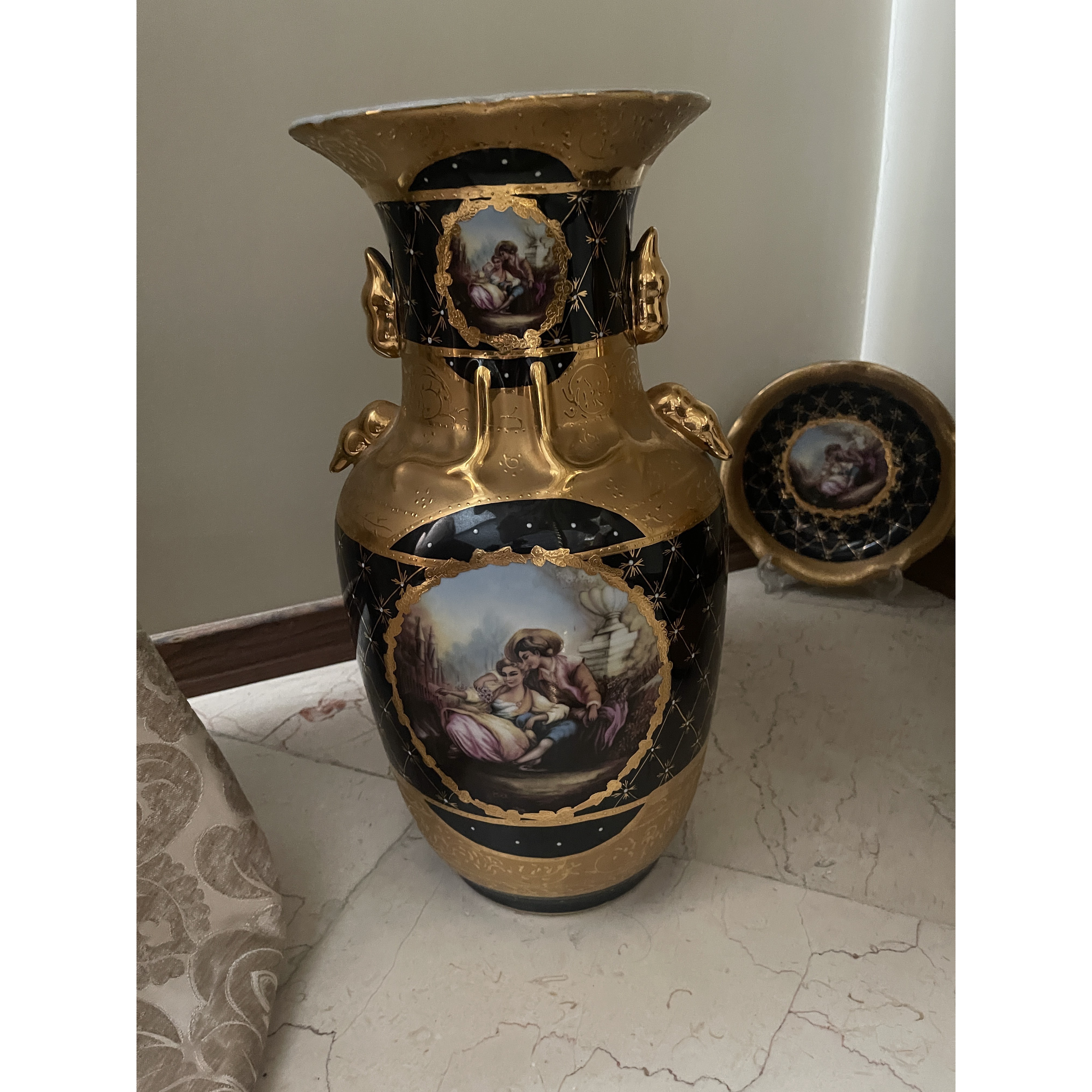 گلدان کنار سالنی طرح رومه ژولیت وارداتی وطلا کوب