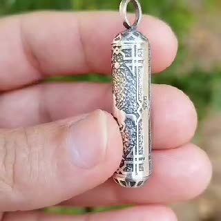 آویز جا حرزی نقره 925 استوانه ای حکاکی حسین ابن علی در یک طرف ، تصویر اسب در طرف دیگر بسیار زیبا