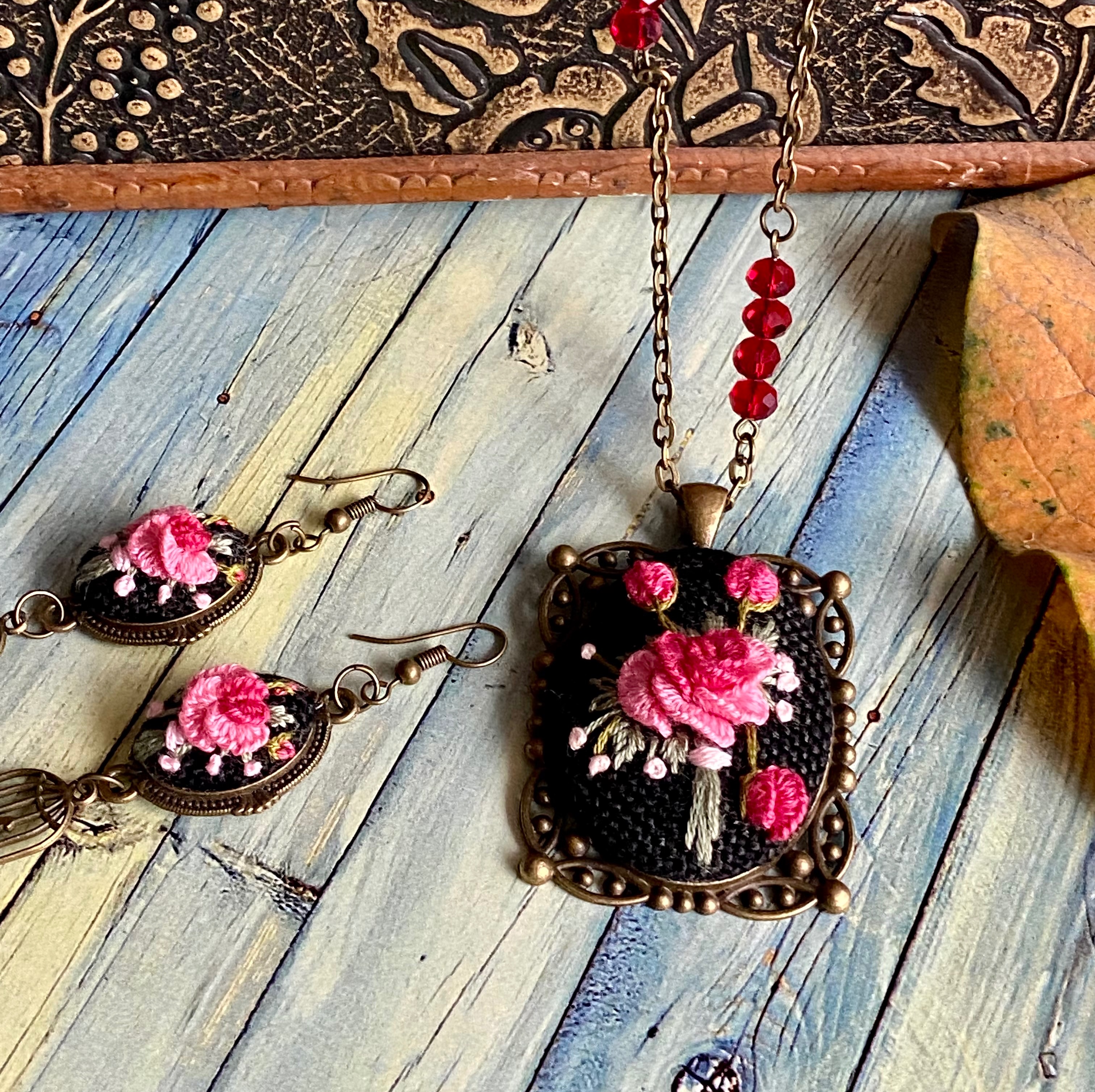 ست رومانتویی و گوشواره گلدوزی شده