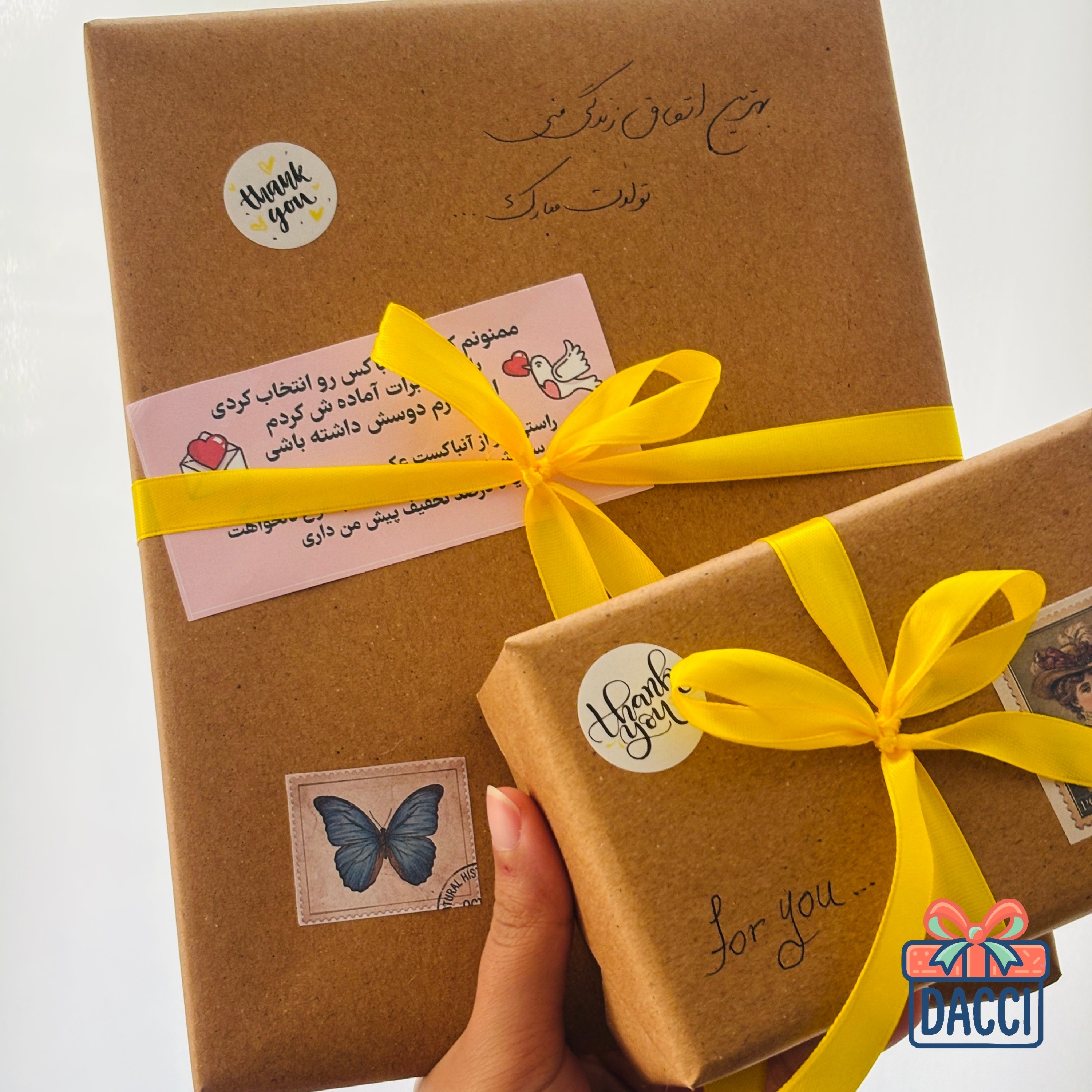 بسته بندی کادویی تابلو با کاغذ کرافت و روبان