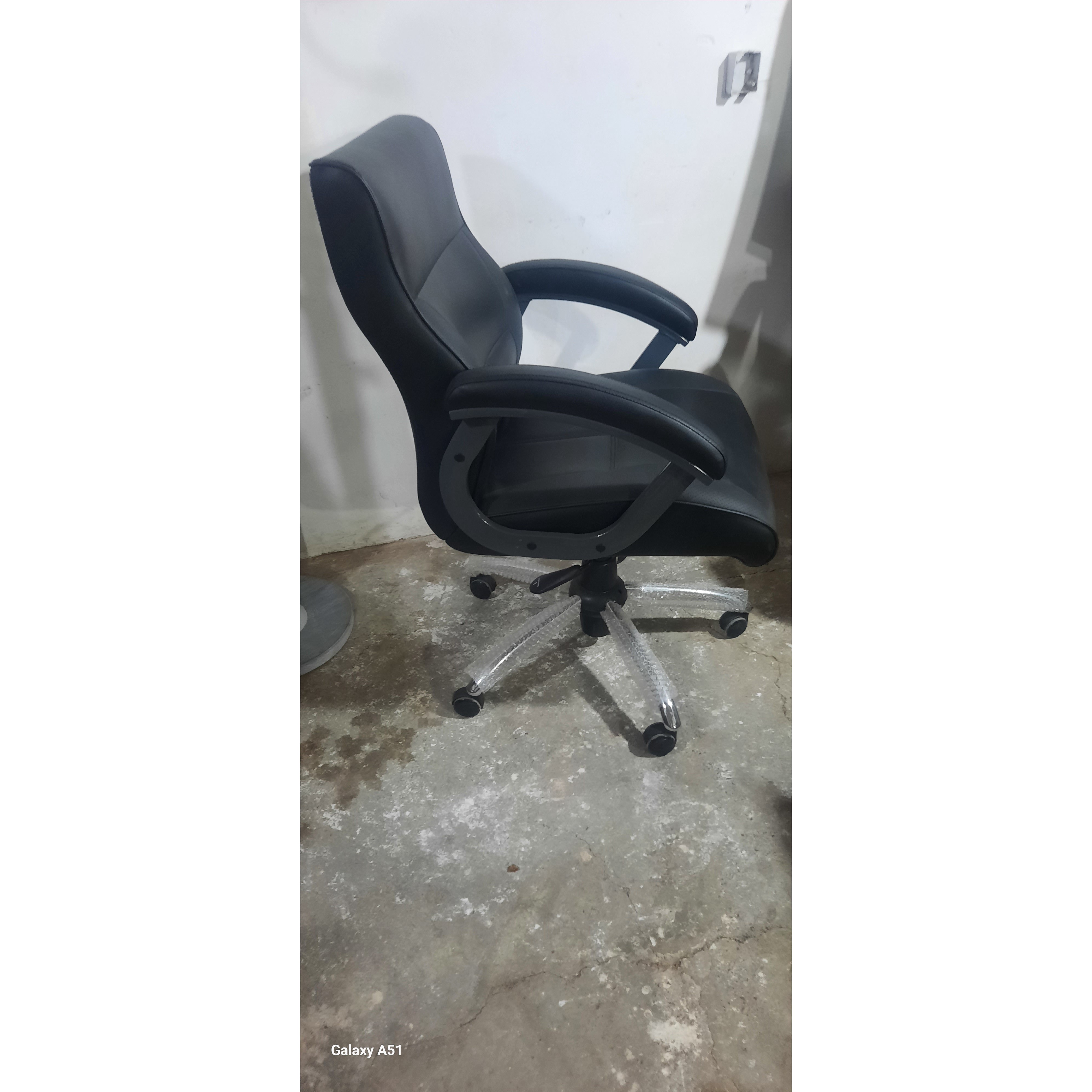 صندلی کارمندی تیراژه