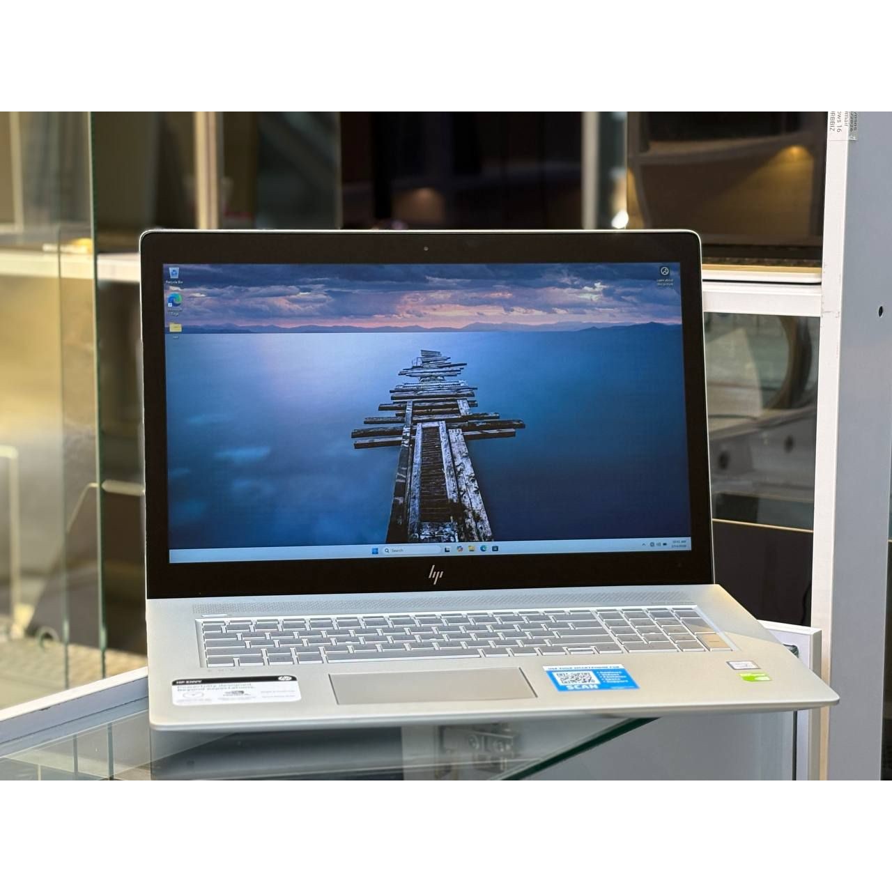 لپتاپ HP envy 17 i7-8550U 16gb ddr4 512gb ssd 2gb-Geforce MX 150 17 1 inch FHD touch