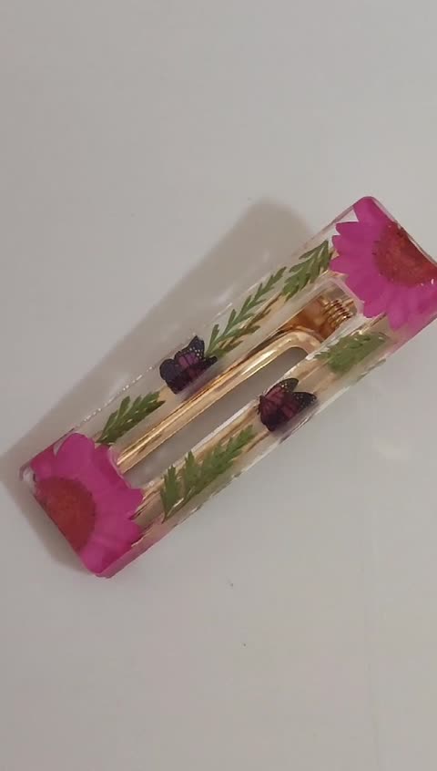 گیره سر رزینی گل بابونه سرخابی ( قیمت برای یک عدد است)