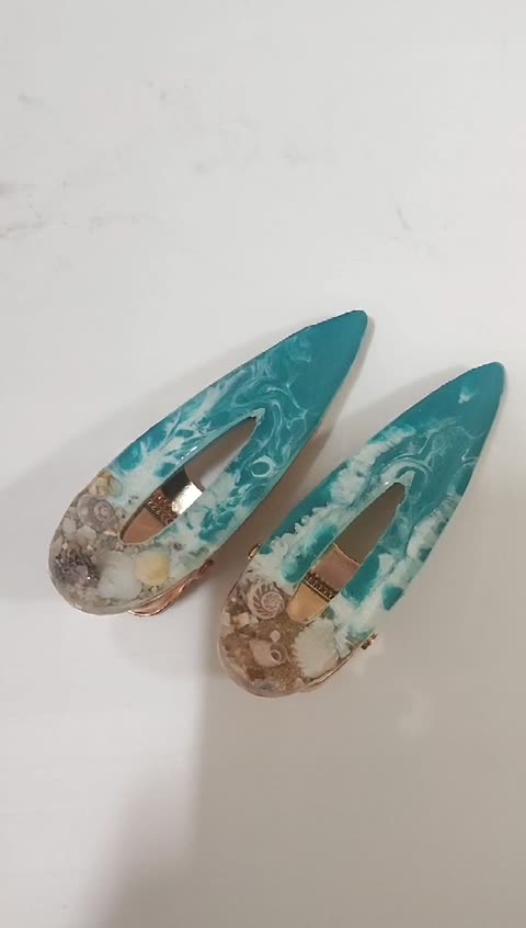 گیره سر رزینی دریا فیروزه ای رنگ با صدف و شن طبیعی ( قیمت برای یک جفت است)