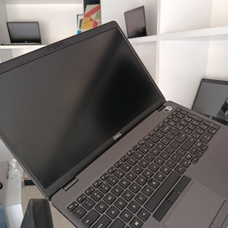لپ تاپ i7 نسل هشت dell 5500