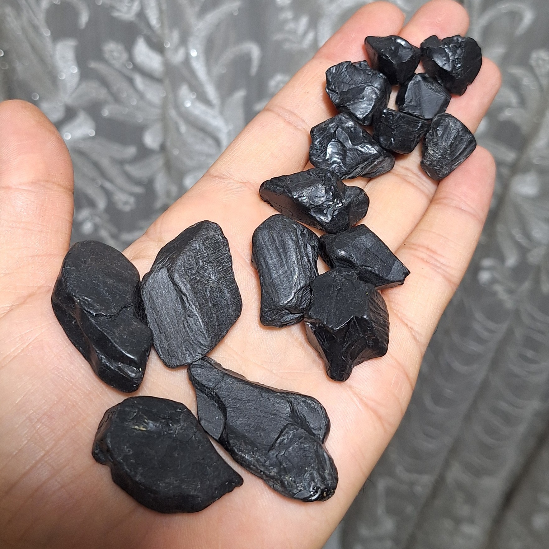 شبق جت کهربای سیاه طبیعی سر شار از خواص و انرژی قیمت برای یک عدد درج شده