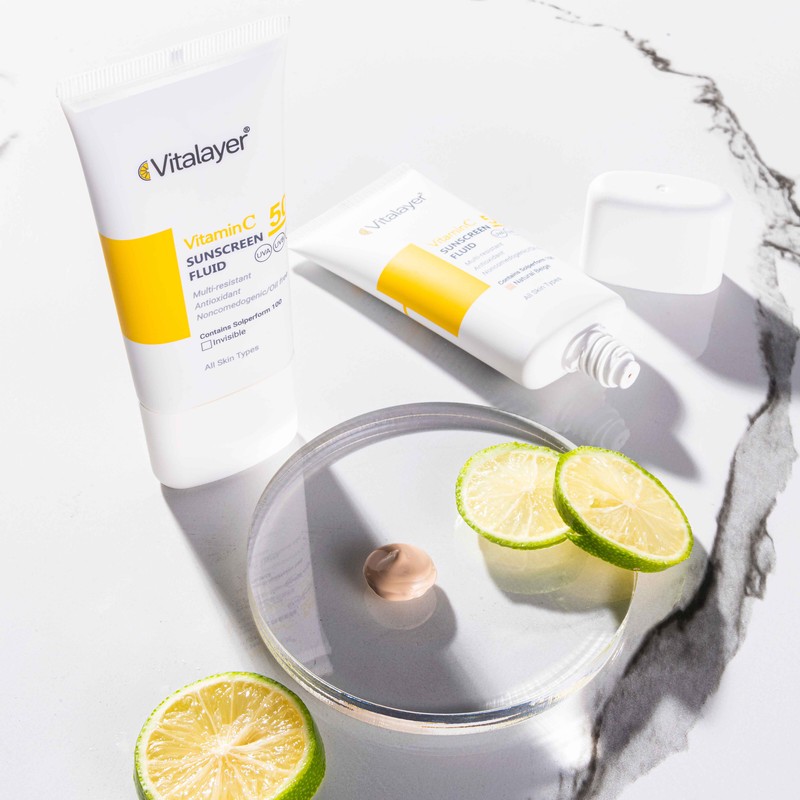 فلوئید ضد آفتاب بدون رنگ ویتالیر SPF50 مدل Vitamin C محافظ UVA ،UVB، ضد چروک، روشن کننده، مناسب انواع پوست حجم 50 میل...