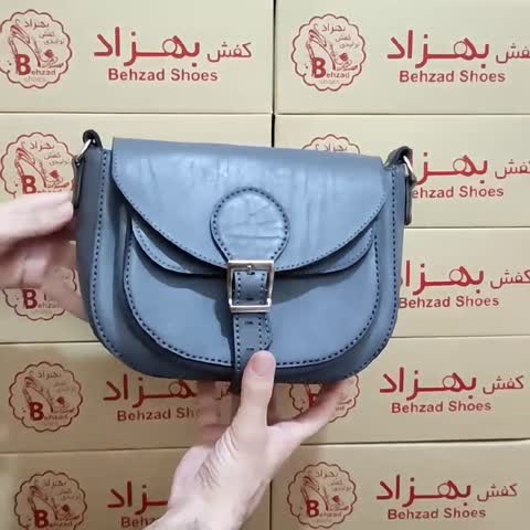 کیف دوشی تمام چرم طبیعی گاوی درجه یک زنانه دخترانه رنگ طوسی دست دوز بند قابل تنظیم تک زیپ جای موبایل و گوشی