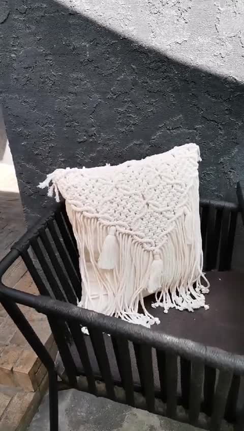 کوسن مکرومه سایز40در40بافته شده از نخ مکرومه تابیده جنس پارچه کوسن متقال پنبه گرم  بالا،پر شده از الیاف ویسکوز درجه یک ر