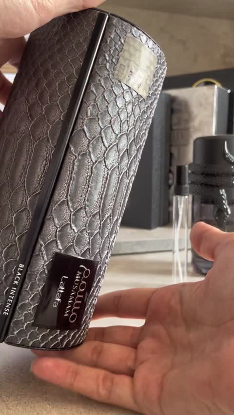 عطر مسمم بلک اینتنس رایحه چوبی ادویه ای ماندگار عمیق و مرموزاورجینال