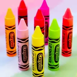 بالم لب مرطوب کننده طرح مداد شمعی کرایولا لیپ اسمکر بی رنگ رایحه بری Lip Smacker Crayola Moisturizing Lip Balm