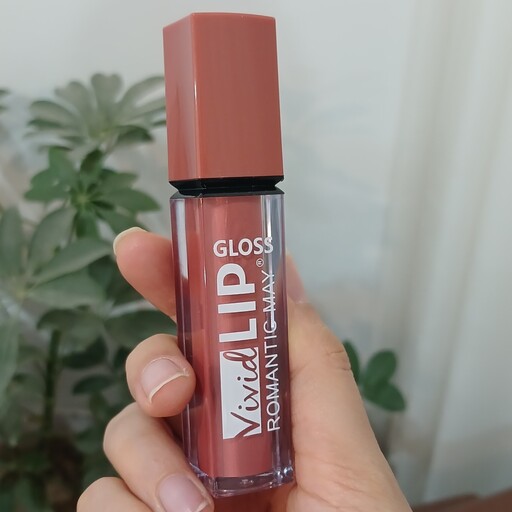 رژ لب مایع اصل برند رومانتیک مای مدل VIVID LIP GLOsS  نمای شاینی بدون پوسته شدن بافت سبک