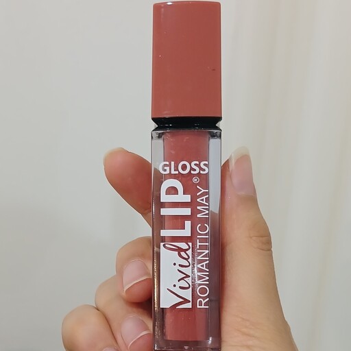 رژ لب مایع اصل برند رومانتیک مای مدل VIVID LIP GLOsS  نمای شاینی بدون پوسته شدن بافت سبک