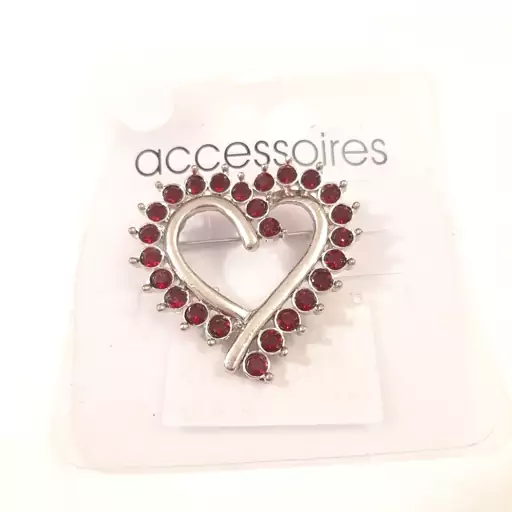 گیره روسری سنجاق سینه قلب نگین زرشکی ACCESSOIRES آلمان 