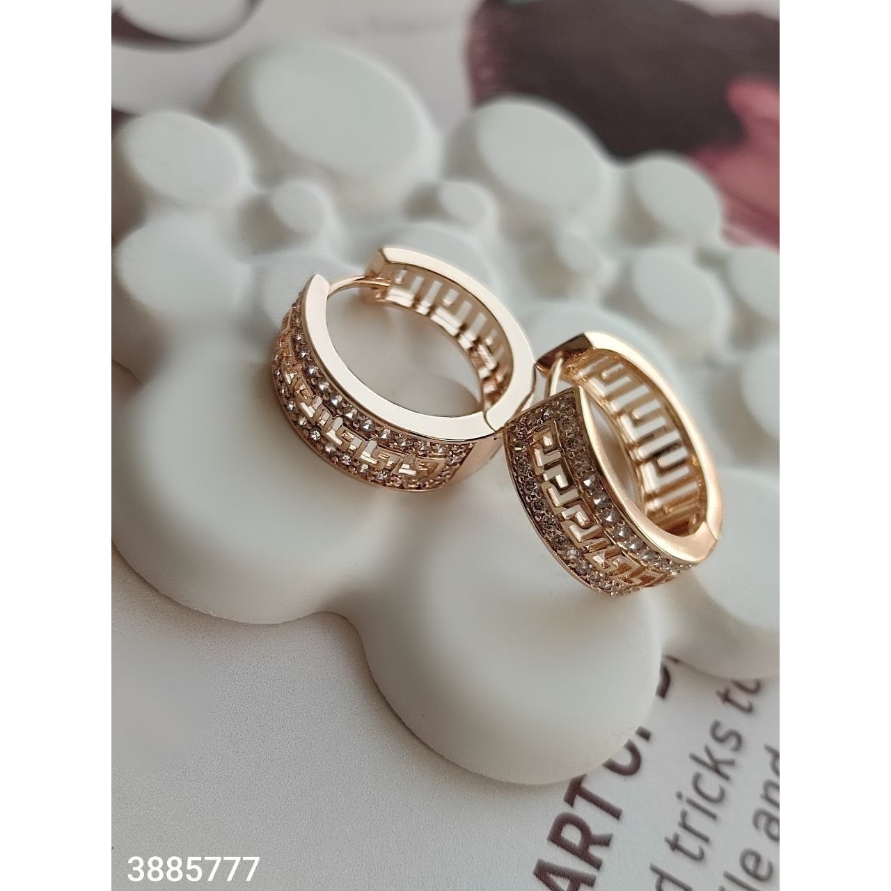 گوشواره حلقه ای طرح ورساچه با نگین های مخراج کاری شده ژوپینگ