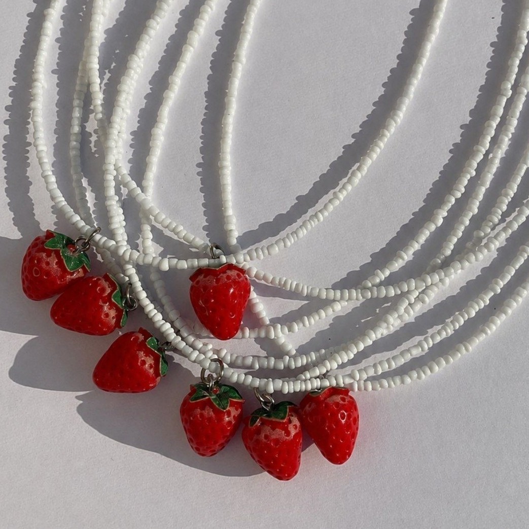 گردنبند توت فرنگی منجوقی پینترستی سه بعدی