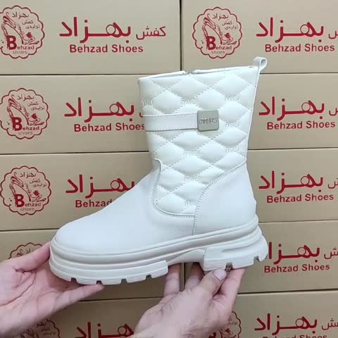 پوتین زمستانی لژ پنج سانتی سایز 37 تا 40 زنانه دخترانه رنگ کرم  زیره پیو بغل زیپ رویه چرم صنعتی و پارچه کاپشنی 