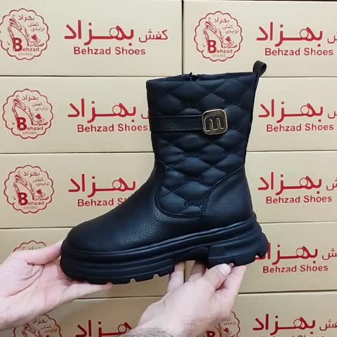 پوتین زمستانی لژ پنج سانتی سایز 37 تا 40 زنانه دخترانه رنگ مشکی  زیره پیو بغل زیپ رویه چرم صنعتی و پارچه کاپشنی 