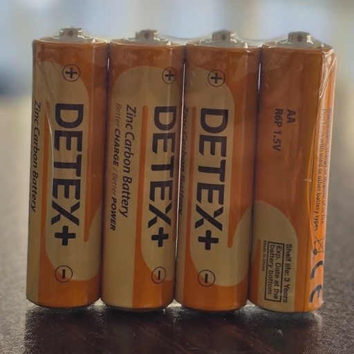 باطری قلمی کربنی دتکس پلاس DETEX مدل AA R6P 1.5V بسته 4 عددی
