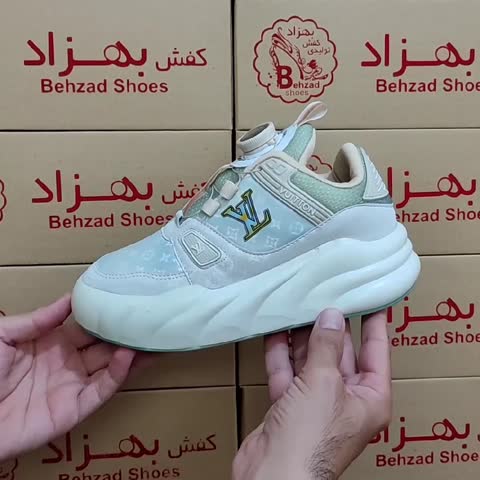 کتونی lv بچه گانه دخترانه رنگ کرم سایز 33 تا 38 زیره پیو بند پُمپی فنری لژ 4 سانتی رویه چرم صنعتی سبک و راحت