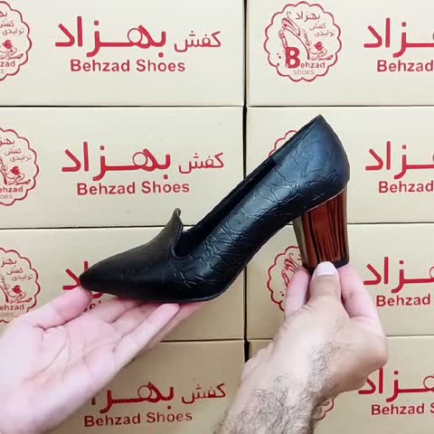 کفش پاشنه طرح چوبی مجلسی زنانه سایز 36 تا 41 رنگ مشکی زیره رافیک پاشنه 6 سانتی رویه چرم صنعتی سبک و راحتی