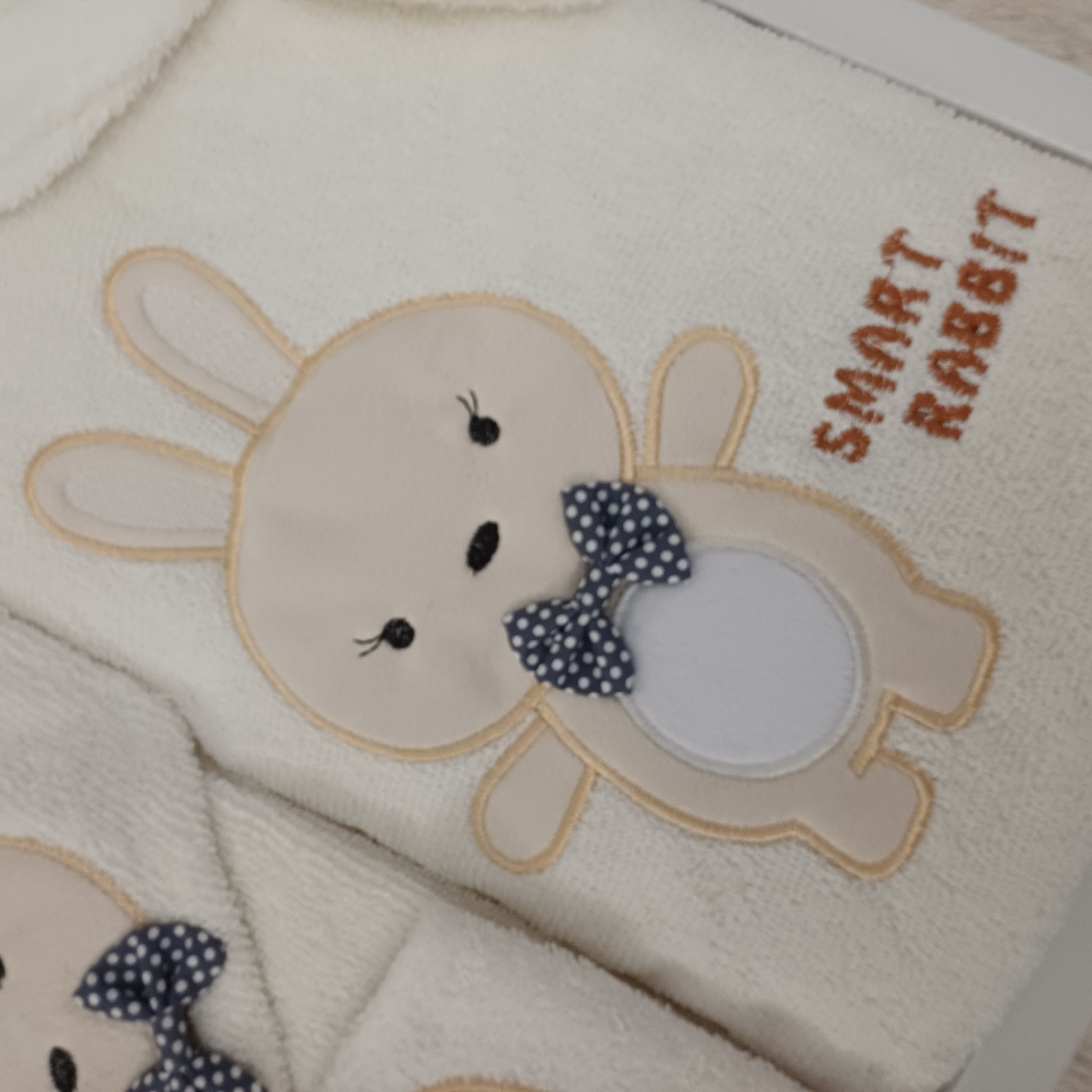 ست سیسمونی نوزادی دخترانه و پسرانه 4 تیکه طرح خرگوش رنگ کرمی با جعبه مارک lovi baby