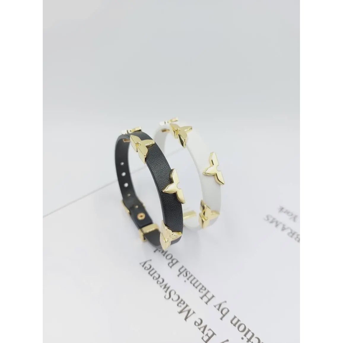 دستبند زنانه وارداتی طرح چرم LV در 4 رنگ