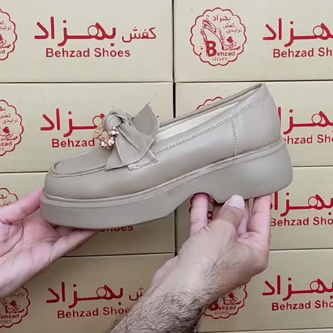 کفش لژ دار پاپیونی سنجاقی زنانه دخترانه رنگ کرم سایز 37 تا 40 زیره پیو پاشنه چهار و نیم سانتی رویه چرم صنعتی سبک راحت