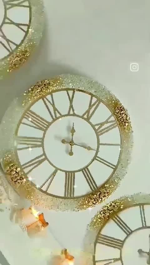 ساعت رزینی طلایی کار شده با کریستال و ورق طلا قطر 50 سانت