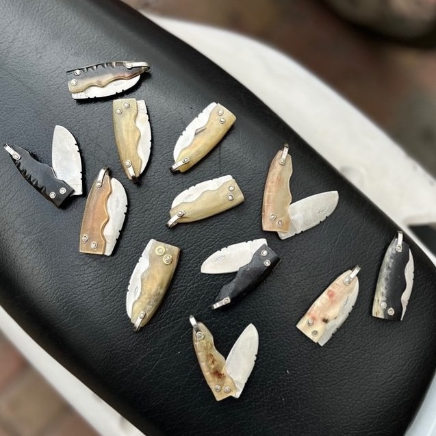 چاقو تاشوی استیل نقلی گردنی دسته شاخ قوچ زنجان