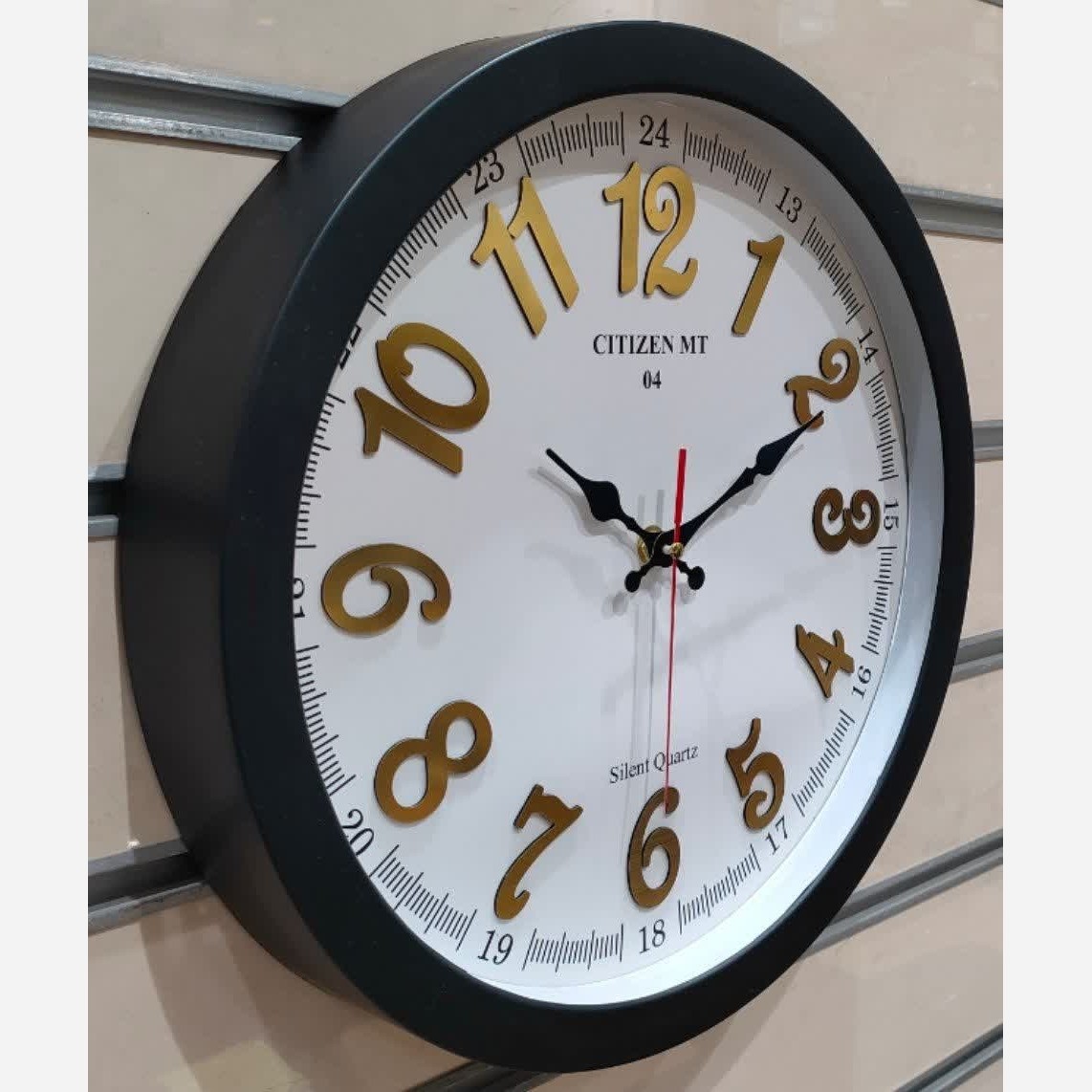 ساعت دیواری بی صدا آرام گرد دارای رنگ بندی سایز 37 کد 4