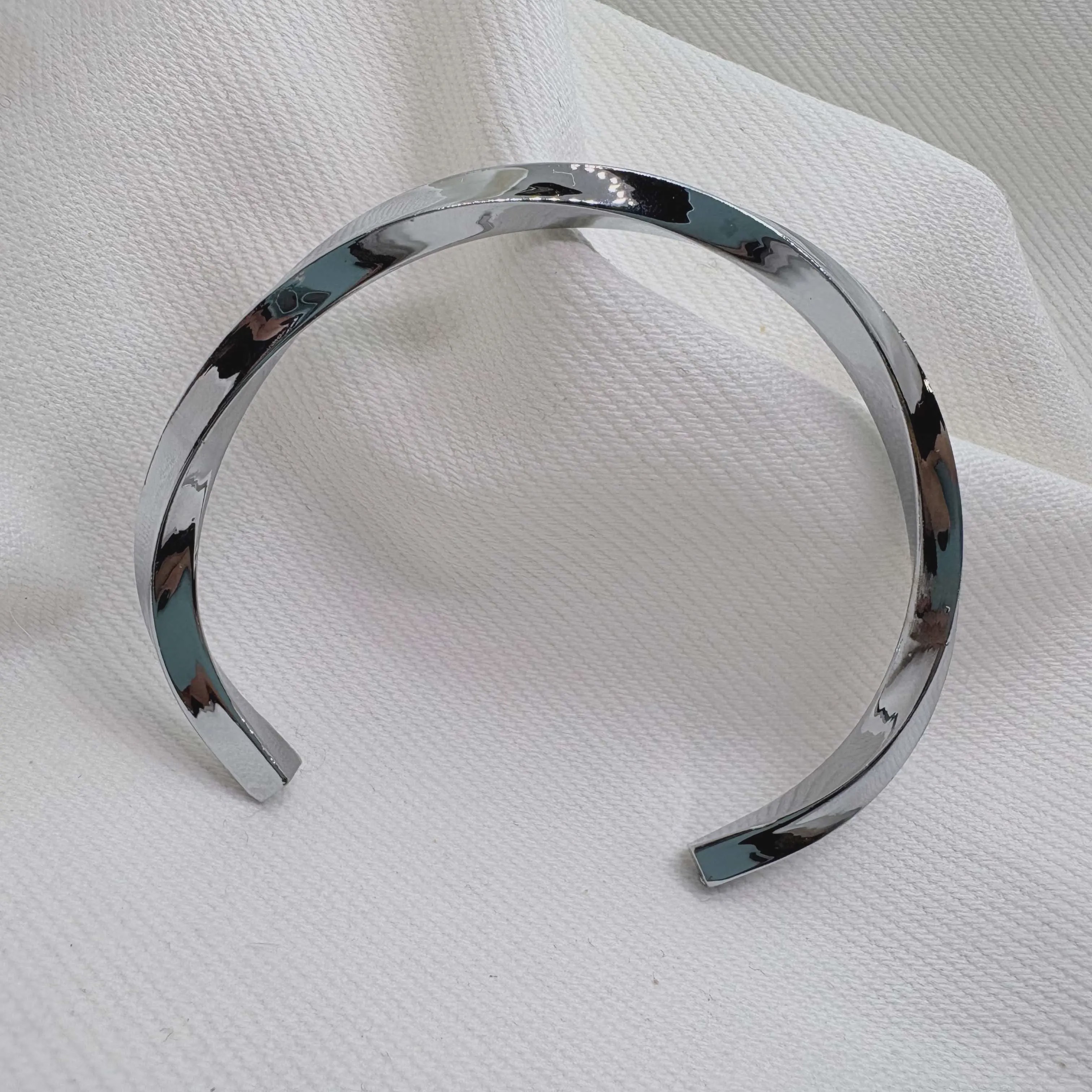 بنگل استیل مردانه مدل پیچش Silver Twist مینیمال و رنگ ثابت