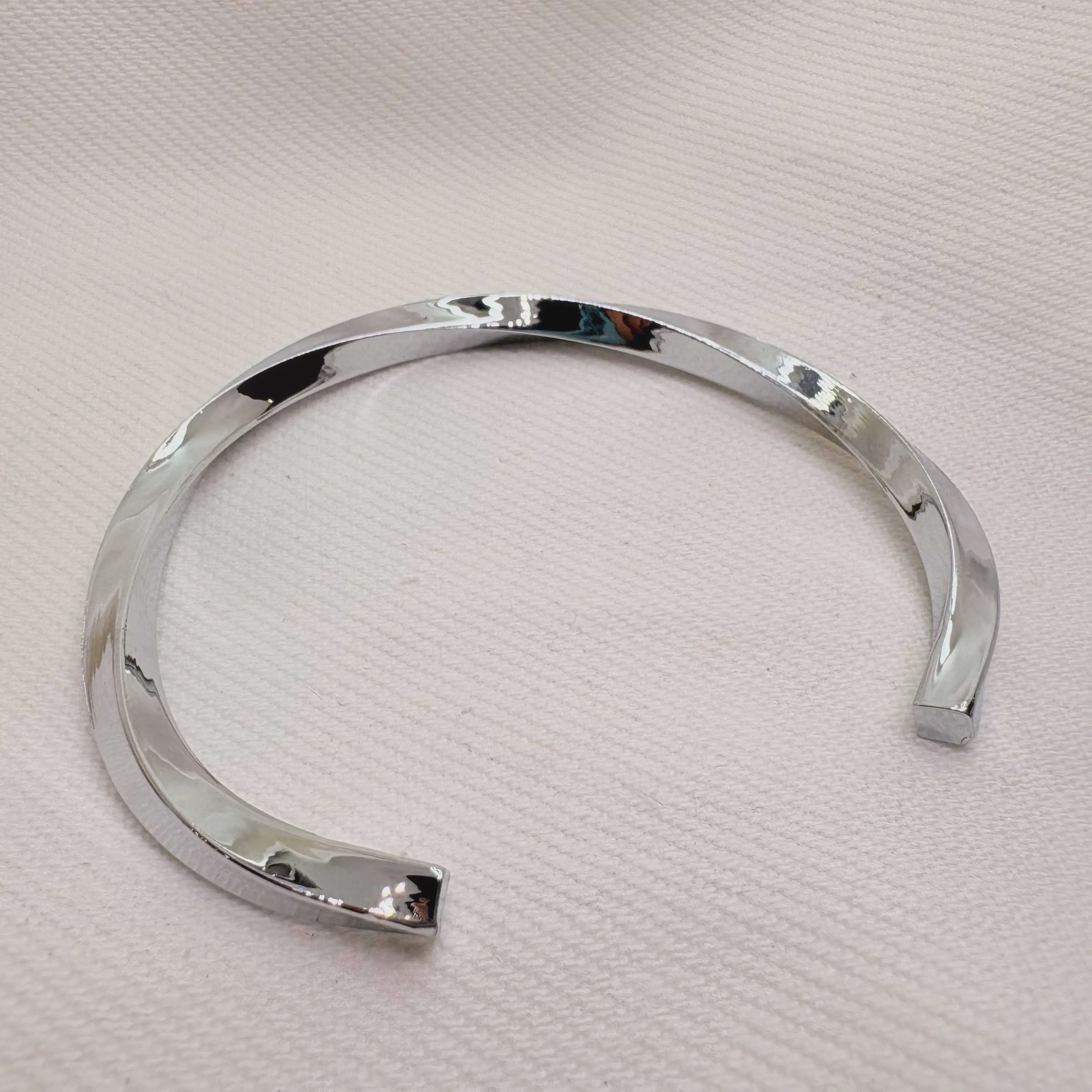 بنگل استیل مردانه مدل پیچش Silver Twist مینیمال و رنگ ثابت