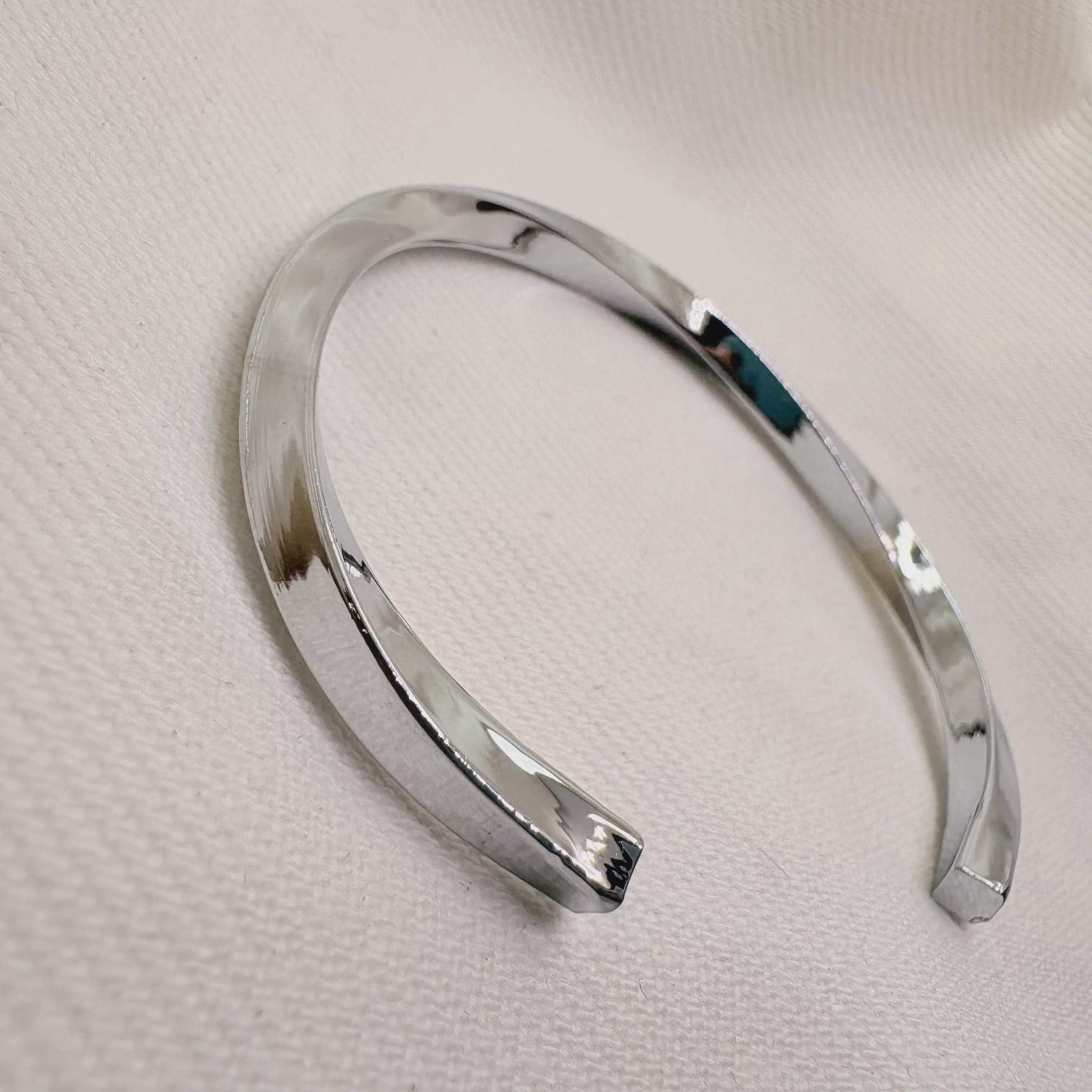 بنگل استیل مردانه مدل پیچش Silver Twist مینیمال و رنگ ثابت